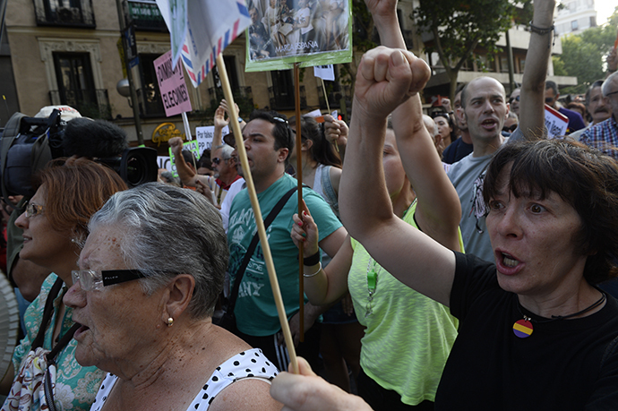 People protest against Spanish Prime Minister Mariano Rajoy outside the headquarters of the PP (Popular Party) in Madrid on July 18, 2013. (AFP Photo / Pierre-Philippe Marcou)