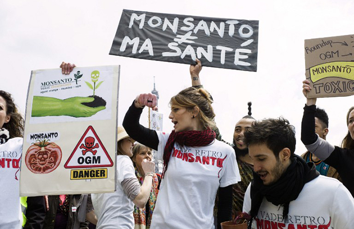Anti-genetically modified organism activists gather on the Trocadero square near the Eiffel tower during a demonstration against GMOs and US chemical giant Monsanto on May 25, 2013 in Paris. (AFP Photo / Fred Dufour)