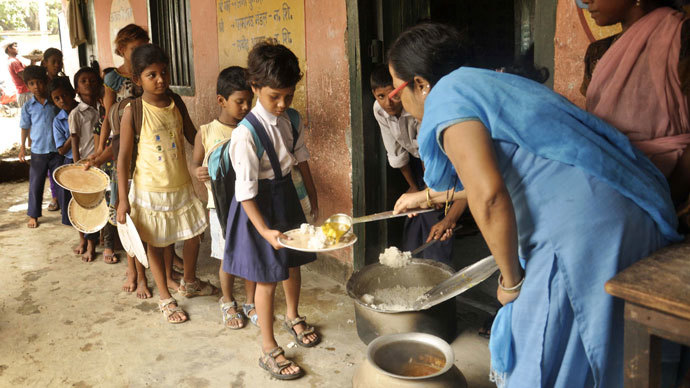 Indian schoolchildren receive a free meal at a school in the state of Bihar, in Patna. (AFP Photo / STR)