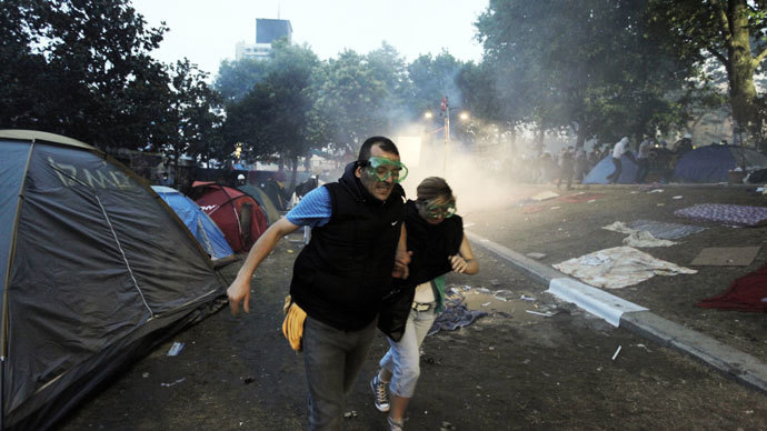 Protestors run as Turkish piloce arrive at Gezi Park in Istanbul.(AFP Photo / Gurcan Ozturk)