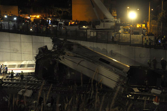 A picture taken on July 24, 2013 shows derailed cars on the site of a train accident near the city of Santiago de Compostela. (AFP Photo / Miguel Riopa)