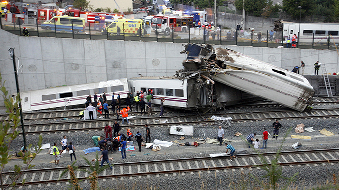 Rescue workers pull victims from a train crash near Santiago de Compostela, northwestern Spain, July 24, 2013. (Reuters)