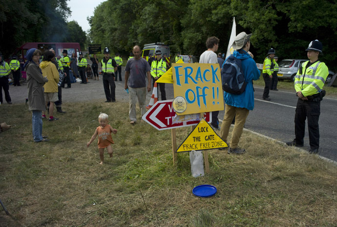 Demonstrators stand by the road side as they wait to prevent lorries containing drilling equipment from entering a drilling site outside the village of Balcombe in southern England July 27, 2013. (Reuters/Kieran Doherty)