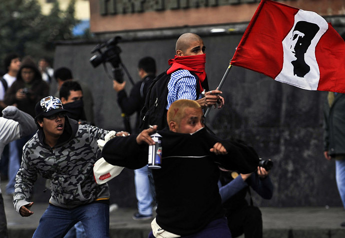 Demonstrators clash with riot police during a student and workers protest against the government, in Lima on July 27, 2013. (AFP Photo/Ernesto Benavides)