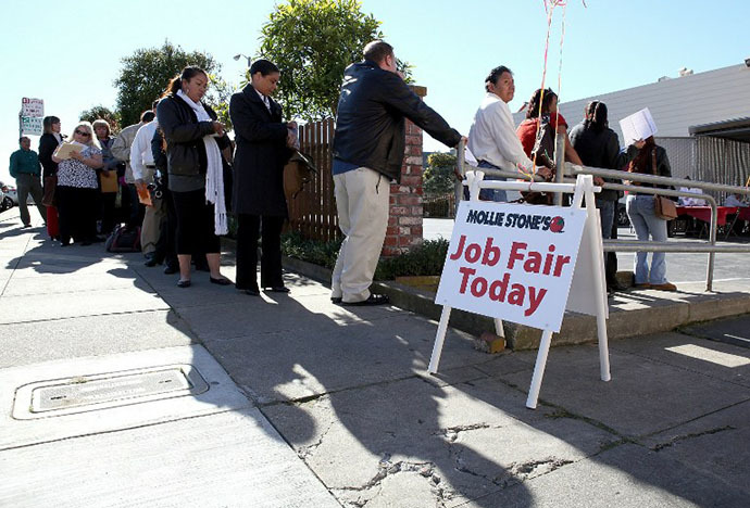 Job seekers wait in line to fill out applications for employment during a job fair for San Francisco (AFP Photo / Justin Sullivan)