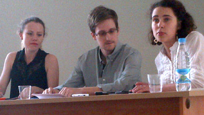 US National Security Agency (NSA) fugitive leaker Edward Snowden (C) during a meeting with rights activists, with among them Sarah Harrison of WikiLeaks (L), at Moscow's Sheremetyevo airport, on July 12, 2013.(AFP Photo / Tanya Lokshina)
