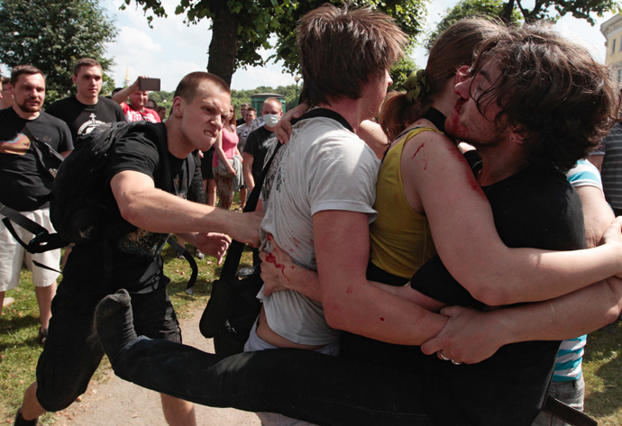 Clashes between members and opponents of an LGBT community support rally on the Champ de Mars in St. Petersburg (RIA Novosti / Anatoly Medved)