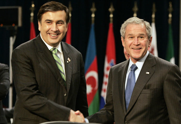 US President George W. Bush (R) shakes hands with Georgia's President Mikhail Saakashvili. (AFP Photo / Pierre Hounsfield)