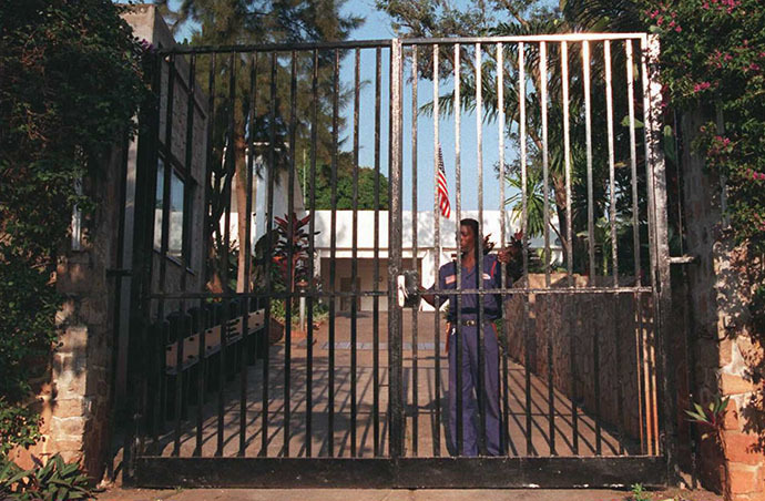 A Burundian guard locks the gate of the US Ambassador's residence in Bujumbura (AFP Photo / Alexander Joe)
