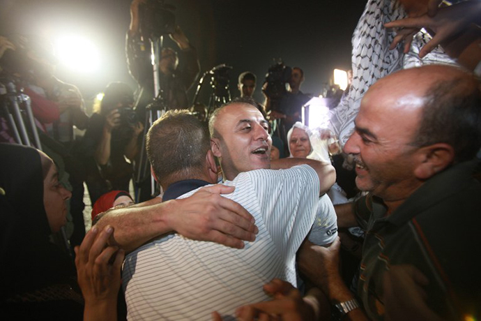 Palestinian prisoners freed from Israeli detention are greeted in the city of Ramallah on August 14, 2013. (AFP Photo / Abbas Momani)