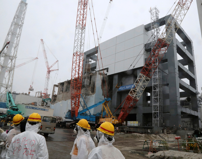 A general view of the cover installation for the spent fuel removed from the cooling pool is pictured at the No.4 reactor building at Tokyo Electric Power Company's (TEPCO) tsunami-crippled Fukushima Daiichi nuclear power plant in Fukushima prefecture (Reuters / Noboru Hashimoto / Pool) 
