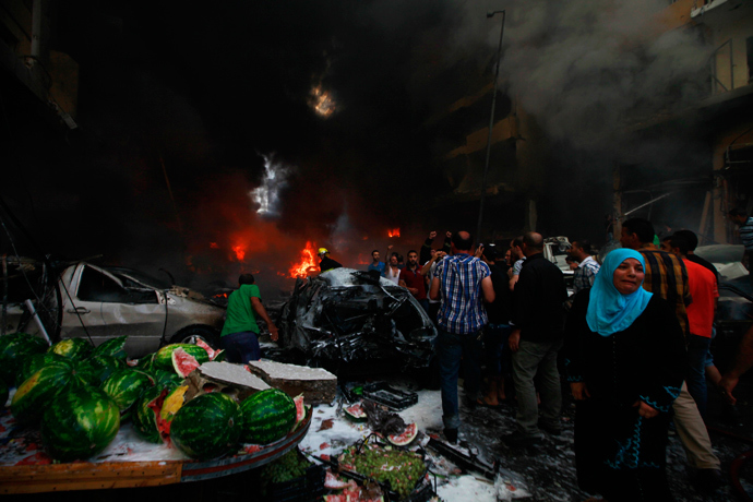 A woman cries at the site of an explosion in Beirut's southern suburbs, August 15, 2013 (Reuters / Mahmoud Kheir) 
