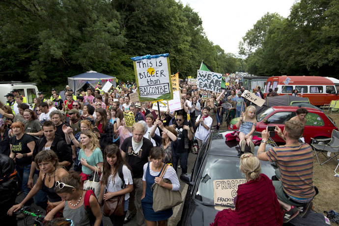 Anti-fracking and climate protesters march with banners and placards towards the test drill site operated by British energy firm Cuadrilla in Balcombe in southern England, on August 18, 2013. (AFP Photo/Justin Tallis)