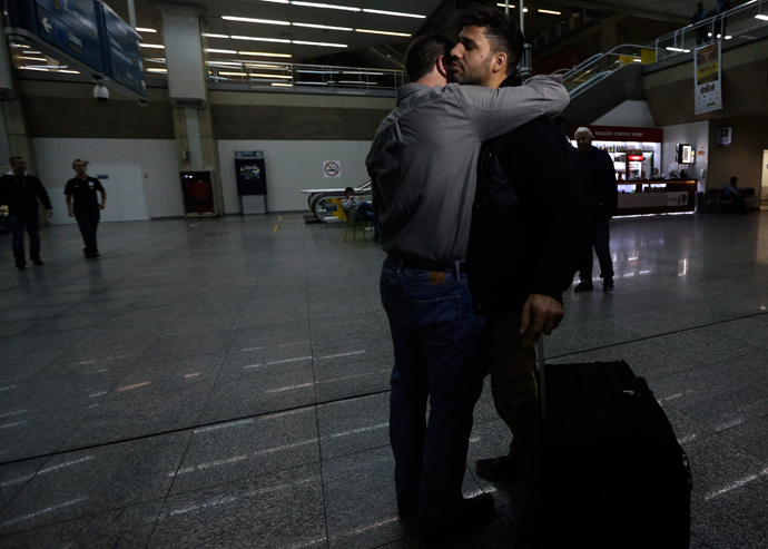 U.S. journalist Glenn Greenwald (front L) embraces his partner David Miranda upon his arrival at Rio de Janeiro's International Airport August 19, 2013 (Reuters / Ricardo Moraes)
