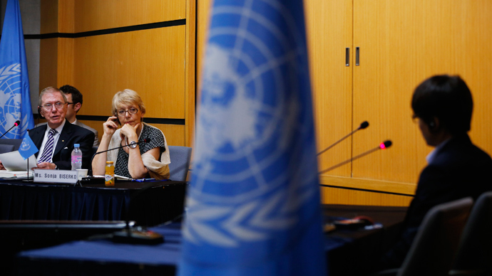 Michael Kirby (L), chairman of the United Nations Commission of Inquiry on North Korea, poses a question to Shin Dong-hyuk (R), a former North Korean defector, during a public hearing at Yonsei university in Seoul August 20, 2013 (Reuters / Kim Hong-Ji)