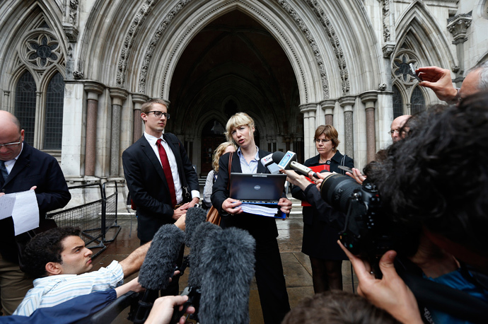 Gwendolen Morgan, the lawyer for David Miranda makes a statement to members of the media outside the High Court in London August 22, 2013 (Reuters / Suzanne Plunkett)