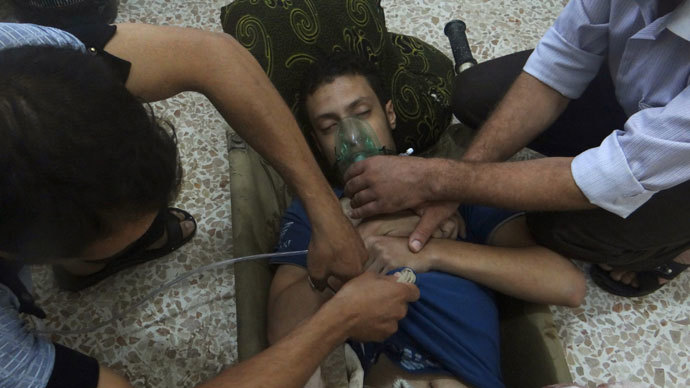 A man, affected by what activists say is nerve gas, breathes through an oxygen mask in the Damascus suburbs of Jesreen August 21, 2013.(Reuters / Ammar Dar)