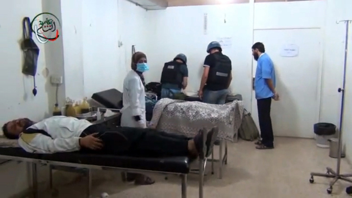 An image grab taken from a video uploaded on YouTube on August 26, 2013 allegedly shows a UN inspectors (C) visiting a hospital in the Damascus subburb of Moadamiyet al-Sham (AFP Photo)