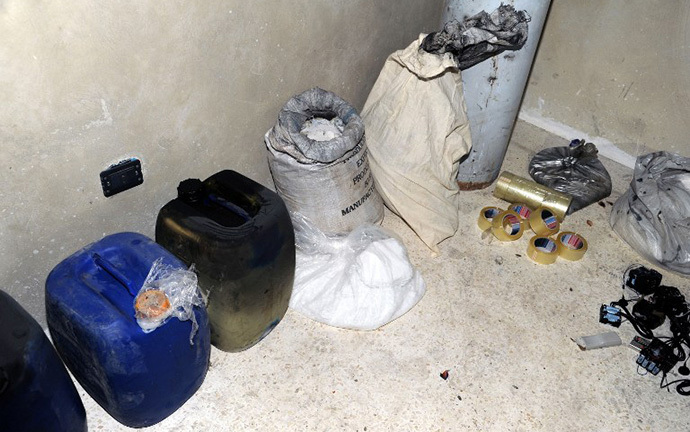 A handout picture released by the Syrian Arab News Agency (SANA) on August 24, 2013 shows bags and containers of what the Syrian government claims to be materials used to make chemical weapons discovered in Jobar on the outskirts of the capital Damascus. (AFP Photo)