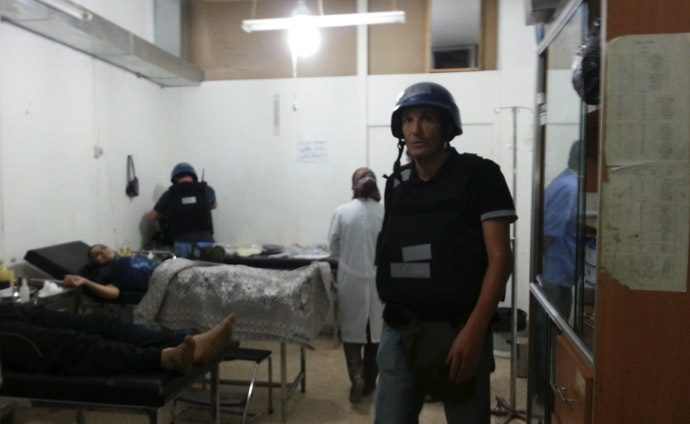 U.N. chemical weapons experts visit wounded people affected by an apparent gas attack, at a hospital in the southwestern Damascus suburb of Mouadamiya, August 26, 2013. (Reuters/Abo Alnour Alhaji)
