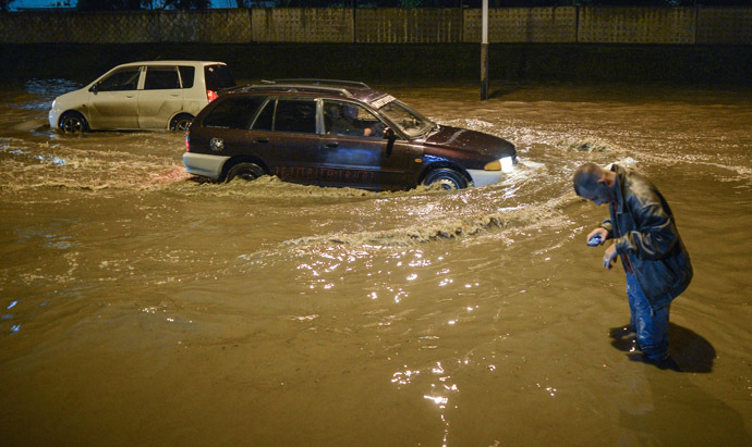 Cars in the flooded streets of Khabarovsk. (RIA Novosti/Vladimir Astapkovich)