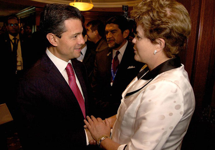 Mexican President Enrique Pena Nieto (L) with his Brazilian counterpart Dilma Rousseff (AFP Photo)