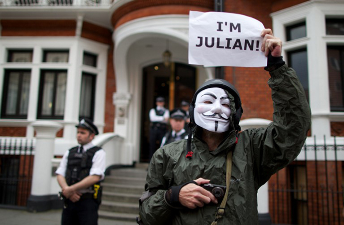 A supporter of Julian Assange stands outside the Ecuadorian embassy awaiting the Ecuadorian decision to grant Australian journalist and founder of WikiLeaks, Julian Assange Asylum, in London (AFP Photo / Andrew Cowie)