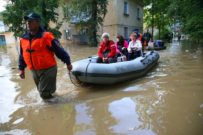 EMERCOM rescuers evacuate people from a flooded district of Khabarovsk (RIA Novosti / Vyacheslav Reutov)
