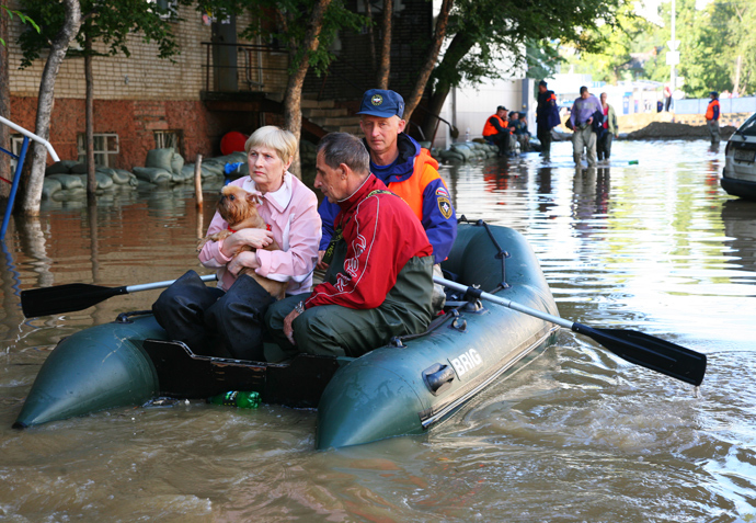 EMERCOM rescuers evacuate people from a flooded district of Khabarovsk (RIA Novosti / Vyacheslav Reutov)