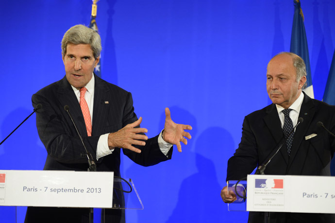 French Foreign Affairs Minister Laurent Fabius (R) and US Secretary of State John Kerry give a press conference at the ministry in Paris, on September 7, 2013. (AFP Photo) 