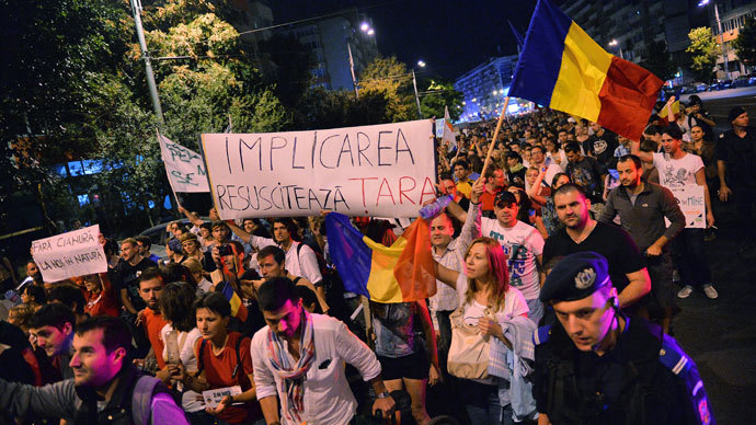 Protesters march during the eight day of demonstrations in Bucharest against the Rosia Montana Gold Corporation (RMGC), a Canadian gold mine project using cyanide, on September 8, 2013.(AFP Photo / Daniel Mihascu)