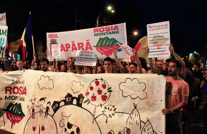 Protesters hold banners and shout slogans during a march in front of government headquarters in Bucharest September 8, 2013.(Reuters / Radu Sigheti)