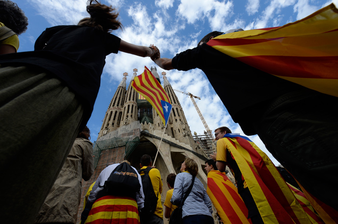 Catalans link arms in a bid to create a 400-kilometre (250-mile) human chain, part of a campaign for independence from Spain during Catalonia National Day, or Diada, in front of the Sagrada Familia basilica in Barcelona, on September 11, 2013 (AFP Photo / Lluis Gene) 