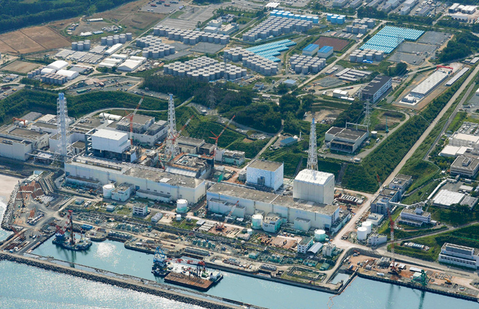 An aerial view shows the Tokyo Electric Power Co.'s (TEPCO) tsunami-crippled Fukushima Daiichi nuclear power plant and its contaminated water storage tanks (top) in Fukushima (Reuters / Kyodo)