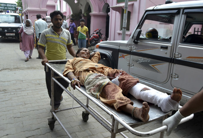 A woman who was injured in communal clashes is rushed to a hospital for treatment in Muzaffarnagar in the northern Indian state of Uttar Pradesh September 9, 2013. (Reuters)