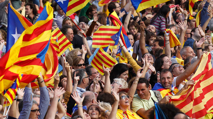 Catalan separatist flags are waved as a crowd forms a human chain to mark the "Diada de Catalunya" (Catalunya's National Day) in central Barcelona September 11, 2013.(Reuters / Albert Gea)
