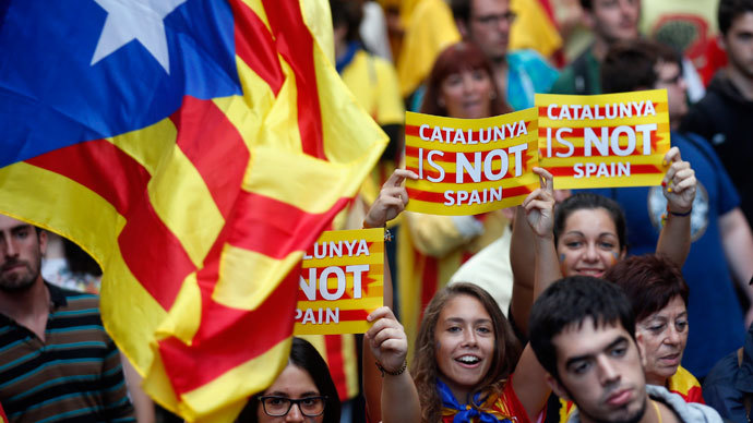 Separatist protesters hold up placards as they demonstrate during "Diada de Catalunya" (Catalunya's National Day) in central Barcelona, September 11, 2013.(Reuters / Albert Gea)