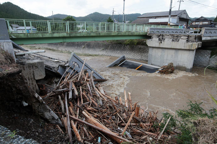 This picture shows a bridge that collapsed into a flooded river in Kyoto as torrential rain hit western Japan on September 16, 2013.(AFP Photo / Jiji Press Japan Oot)