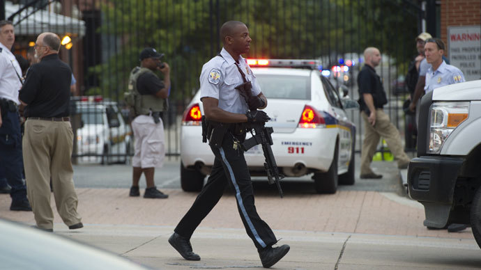 Police respond to the report of a shooting at the Navy Yard in Washington, DC, September 16, 2013. (AFP Photo / Saul Loeb)