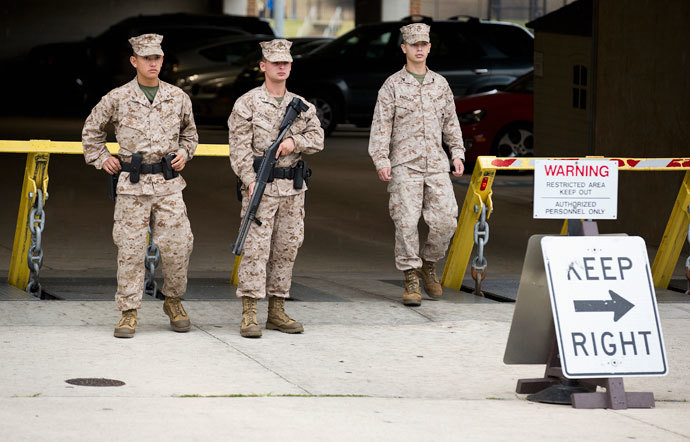 Members of the United States Marine Corps maintain a watch on their barracks as police respond to a shooting at the Washington Navy Yard, in Washington September 16, 2013.(Reuters / Joshua Roberts)