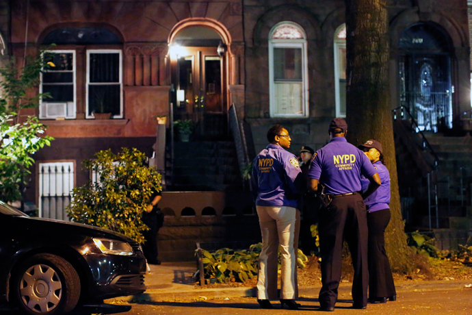 Police stand guard outside the Brooklyn residence of Cathleen Alexis, mother of suspected Washington Navy Yard shooter Aaron Alexis, in New York September 16, 2013 (Reuters / Andrew Kelly)
