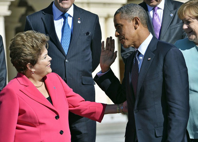 US President Barack Obama (R) greets BrazilÃ­s President Dilma Rousseff as they arrive for the family photo at the G20 summit on September 6, 2013 in Saint Petersburg. (AFP Photo / Jewel Samad)
