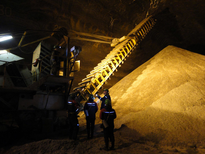 A file picture taken on May 28, 2013, shows employees working at the Uralkali, Russian potash fertilizer company, in the Urals city of Berezniki, more than 1,200 kilometres east of Moscow. (AFP Photo)