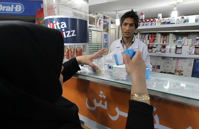 An Iranian woman buys medicine from a pharmacy in Tehran (AFP Photo / Atta Kenare)
