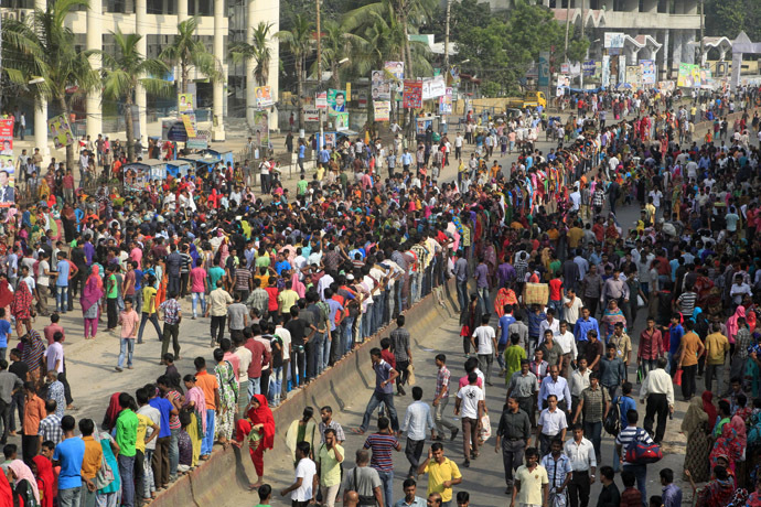 Bangladeshi garment workers bloack a street during a protest in Gazipur 40 km north of Dhaka on September 23, 2013. (AFP Photo)