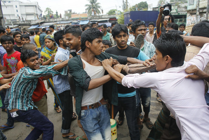 Garment workers clash with locals, who they believe are supporting the garment factory owners, during a protest in Dhaka September 23, 2013. (Reuters/Andrew Biraj)