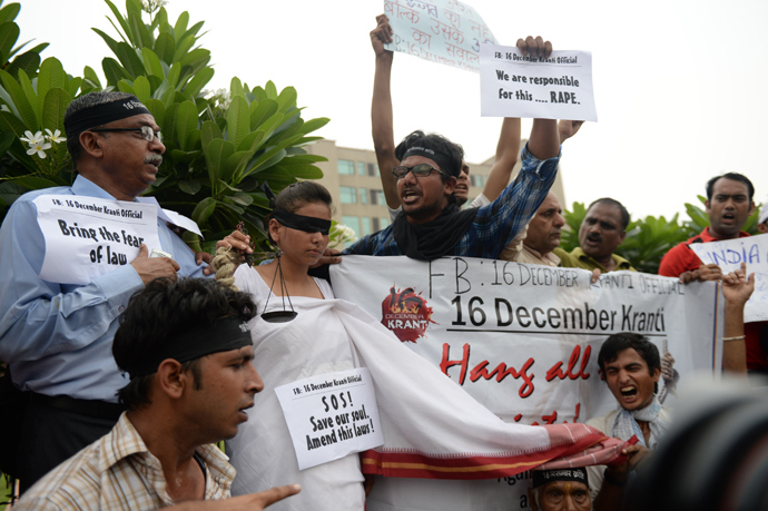 Indian youth protest outside the Saket Court Complex in New Delhi on September 13, 2013 (AFP Photo / Prakash Singh) 