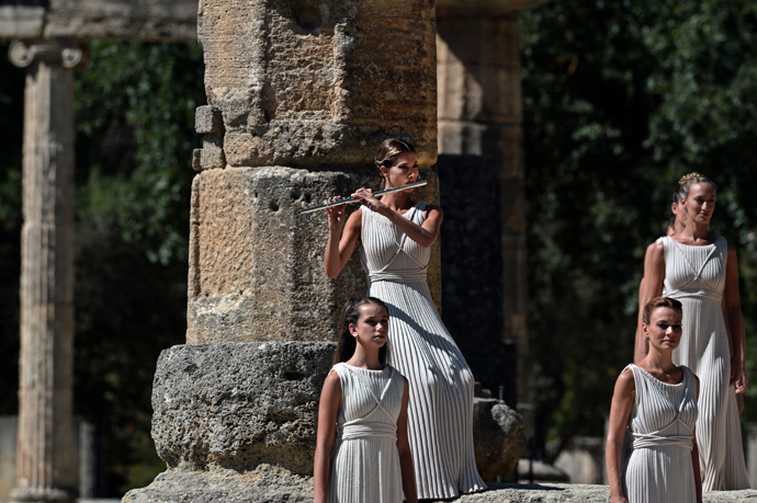 Greek actresses perform at the Temple of Hera on September 29, 2013 during the lighting ceremony of the Olympic flame in ancient Olympia (AFP Photo / Aris Messinis)