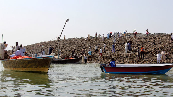 People use boats as they visit an island that rose from the sea following an earthquake, off Pakistan's Gwadar coastline in the Arabian Sea September 25, 2013.(Reuters / Stringer)
