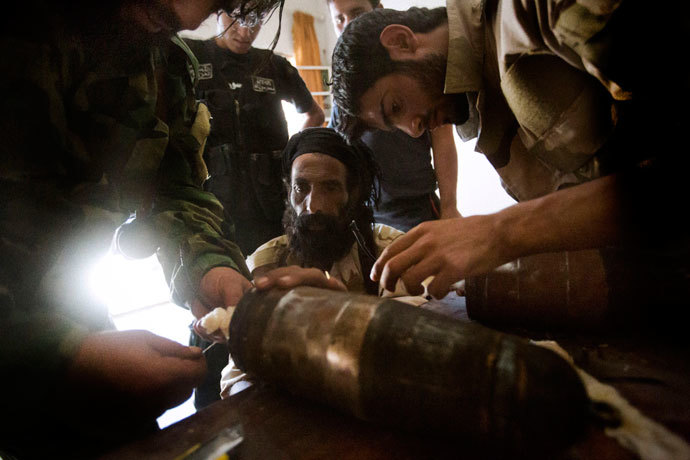 Rebel fighters prepare explosive devices to be used during fighting against Syrian government forces on September 7, 2013 in Syria's eastern town of Deir Ezzor.(AFP Photo / Ricardo Garcia Vilanovoa)